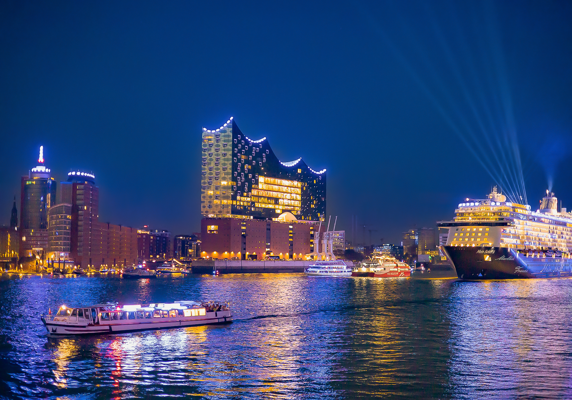 Mein Schiff vor der Elphi in Hamburg