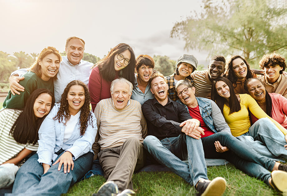 Menschen sitzen auf einer Wiese